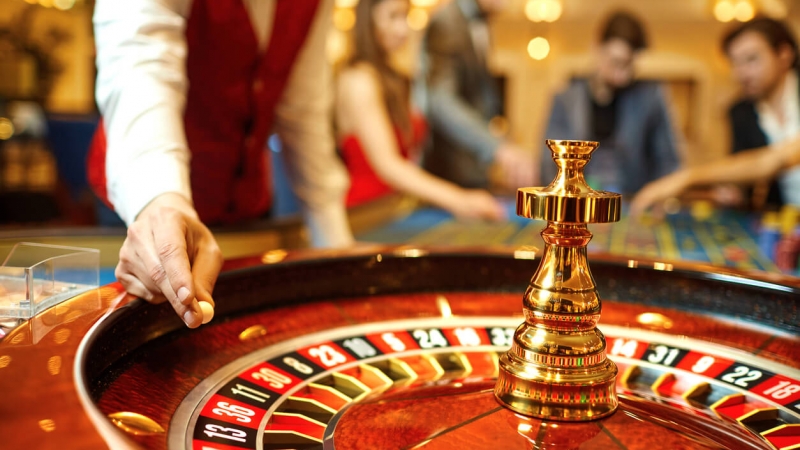 When the Slot Is the Only Interlocutor: About Players Who Have No One Else to Talk To